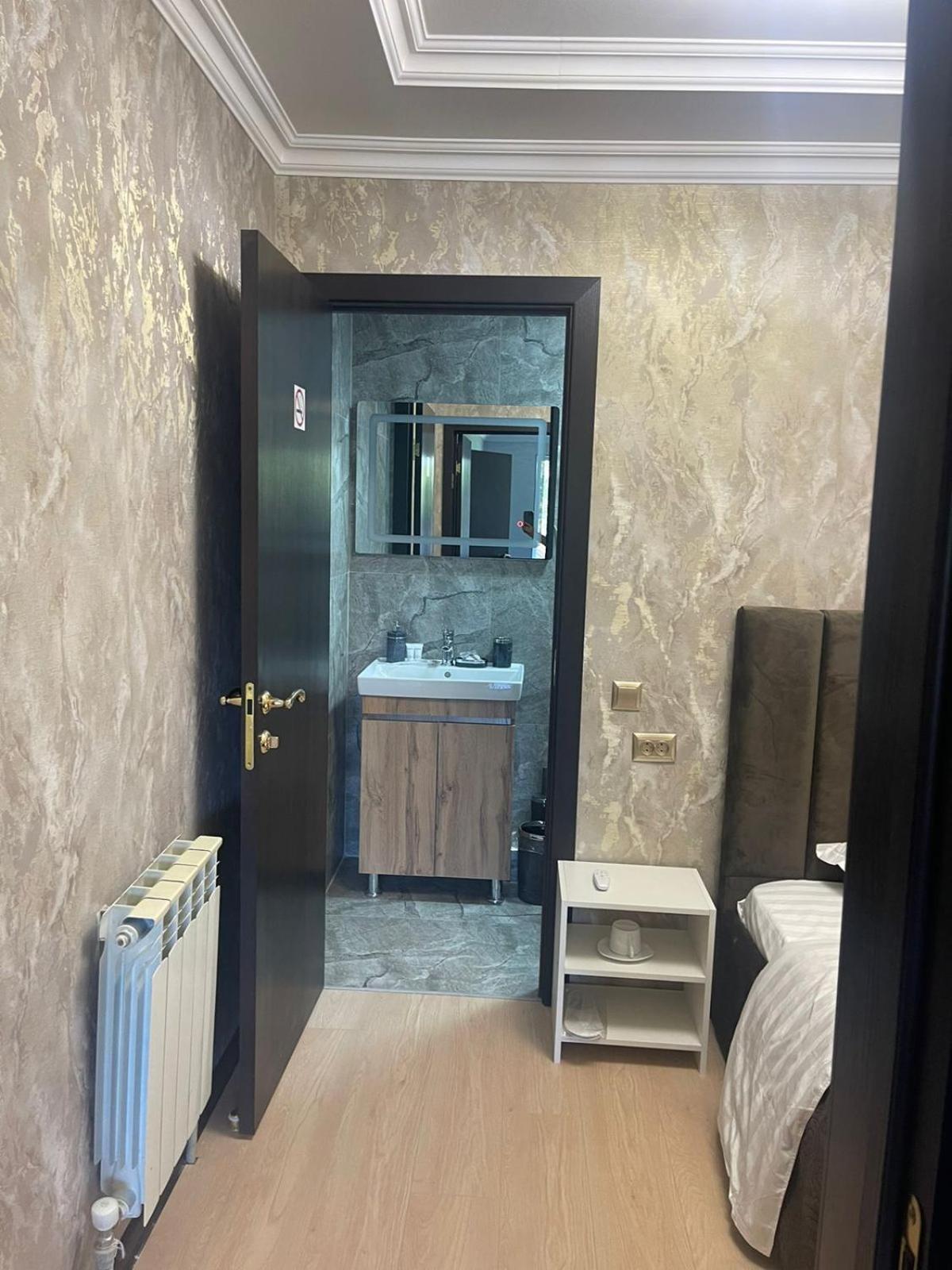 Hotel Lion Ałma Ata Zewnętrze zdjęcie