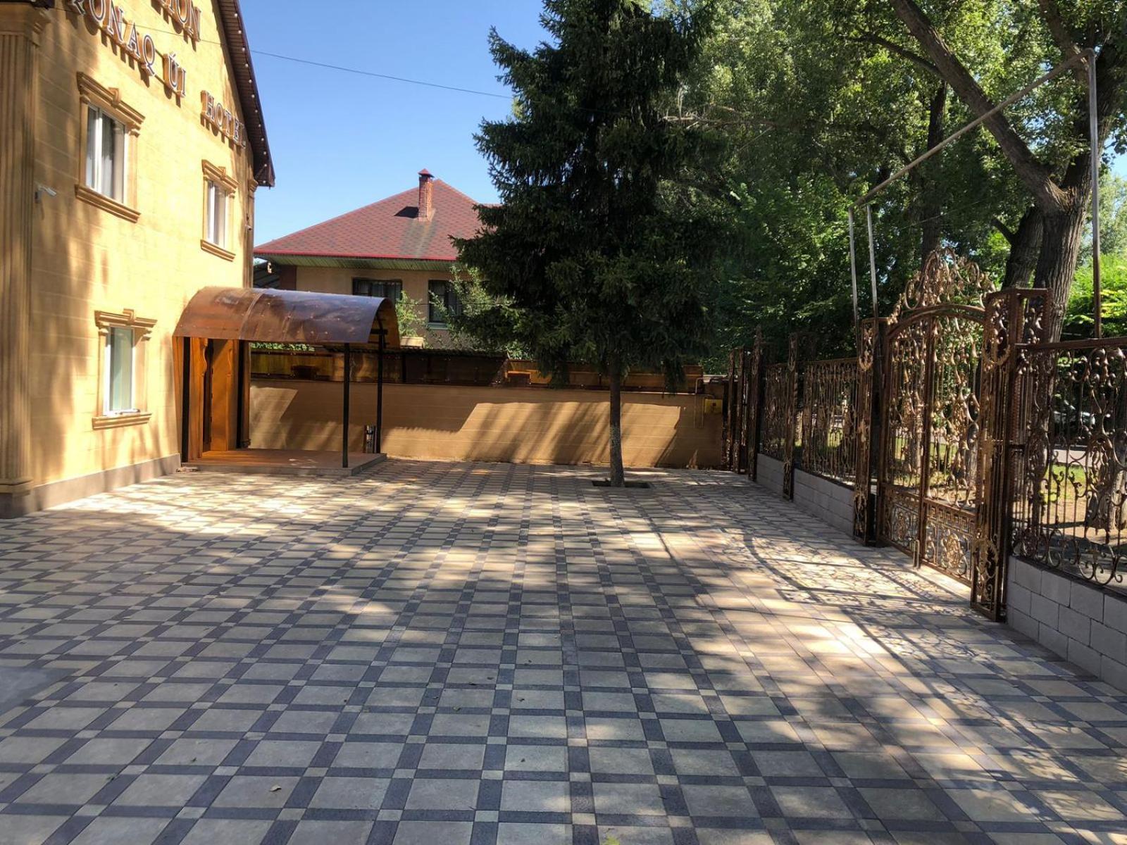Hotel Lion Ałma Ata Zewnętrze zdjęcie